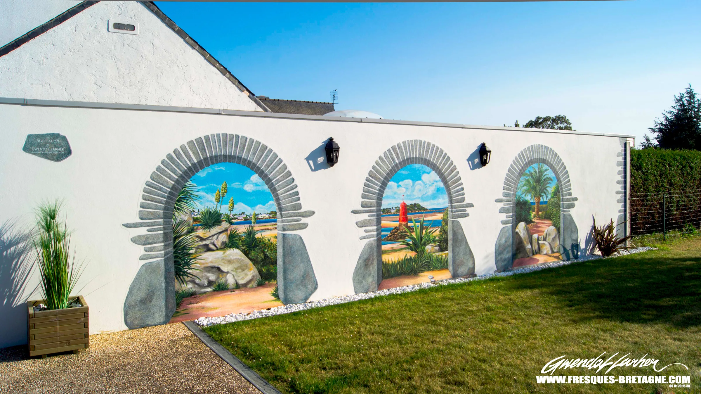 Fresque en trompe-l'œil et graffiti, décoration d'un mur de jardin à Locquirec